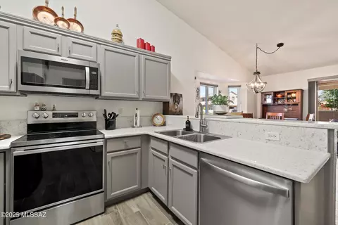 Kitchen - 9586 E Paseo San Bernardo, Tucson, AZ 85747 photo 4 of 4