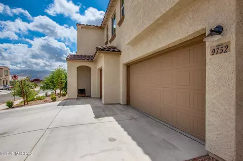 9752 E Carr Peak Trl, Tucson, AZ 85747
