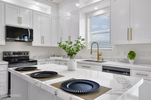 454 Zoo Ct, Rio Rico, AZ 85648