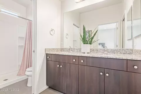 Bath - 890 E Millenium Ct, Tucson, AZ 85719 photo 2 of 5