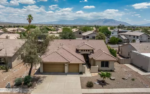 8892 N Silver Moon Way, Tucson, AZ 85743