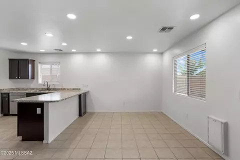 Kitchen - 8056 S Nautilus Dr, Tucson, AZ 85756 photo 5 of 6