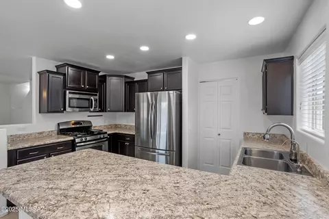 Kitchen - 8056 S Nautilus Dr, Tucson, AZ 85756 photo 4 of 6