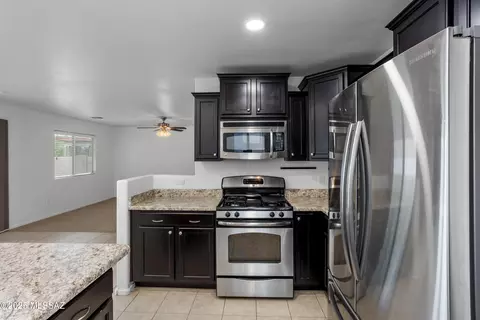 Kitchen - 8056 S Nautilus Dr, Tucson, AZ 85756 photo 3 of 6