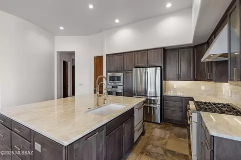 Kitchen - 8505 S Circle C Ranch Rd, Vail, AZ 85641 photo 7 of 8