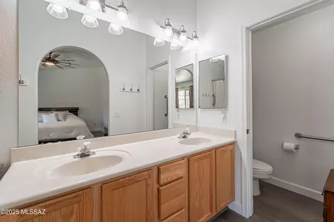 Bath - 9276 E Amethyst Quartz Dr, Tucson, AZ 85747 photo 2 of 3