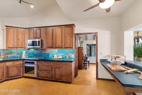 3061 N Willow Creek Dr, Tucson, AZ 85712 photo 12