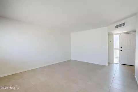 9415 E Simon Pl, Tucson, AZ 85710 photo 7