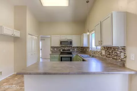 Kitchen - 9620 E Paseo San Bernardo, Tucson, AZ 85747 photo 3 of 5