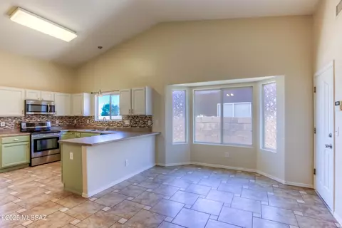 Kitchen - 9620 E Paseo San Bernardo, Tucson, AZ 85747 photo 4 of 5