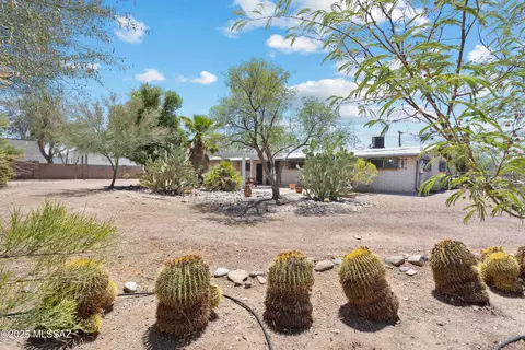 Exterior - 402 E Jacinto St, Tucson, AZ 85705 photo 4 of 8