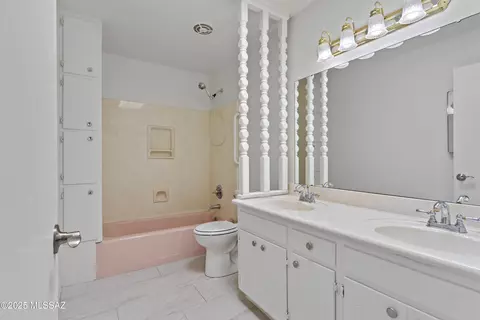 Bath - 402 E Jacinto St, Tucson, AZ 85705 photo 1 of 2