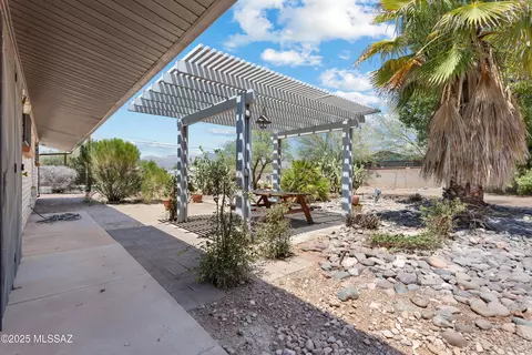 Exterior - 402 E Jacinto St, Tucson, AZ 85705 photo 3 of 8