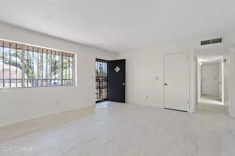 Living - 402 E Jacinto St, Tucson, AZ 85705 photo 2 of 4