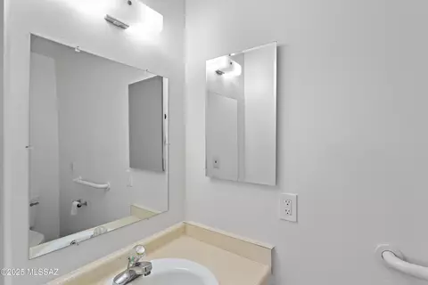 Bath - 402 E Jacinto St, Tucson, AZ 85705 photo 2 of 2