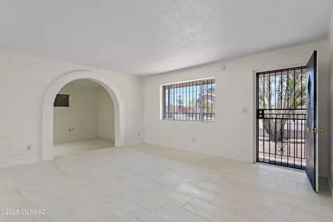 Living - 402 E Jacinto St, Tucson, AZ 85705 photo 3 of 4