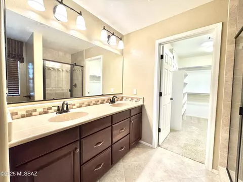 Bath - 7168 E Bloomtree Ln, Tucson, AZ 85756 photo 3 of 5