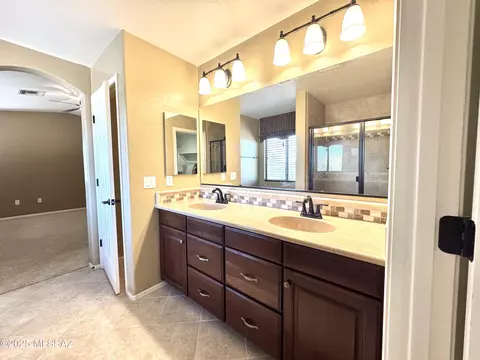 Bath - 7168 E Bloomtree Ln, Tucson, AZ 85756 photo 4 of 5