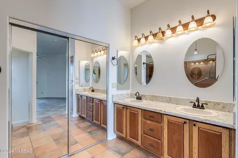 Bath - 63572 E Holiday Dr, Saddlebrooke, AZ 85739 photo 2 of 4
