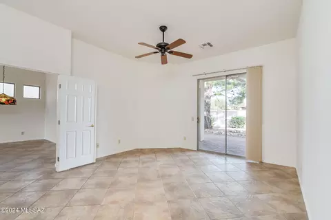 Living - 63572 E Holiday Dr, Saddlebrooke, AZ 85739 photo 4 of 4