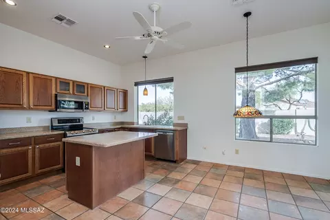 Kitchen - 63572 E Holiday Dr, Saddlebrooke, AZ 85739 photo 3 of 5