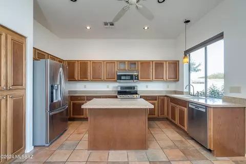 Kitchen - 63572 E Holiday Dr, Saddlebrooke, AZ 85739 photo 2 of 5
