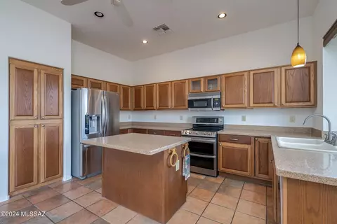 Kitchen - 63572 E Holiday Dr, Saddlebrooke, AZ 85739 photo 1 of 5