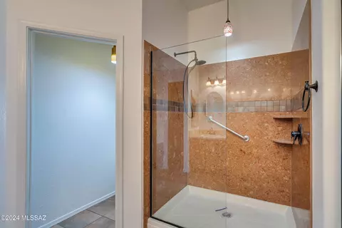 Bath - 63572 E Holiday Dr, Saddlebrooke, AZ 85739 photo 3 of 4