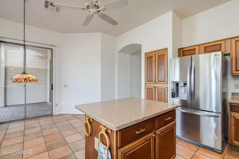 Kitchen - 63572 E Holiday Dr, Saddlebrooke, AZ 85739 photo 4 of 5