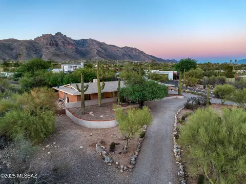 6860 N Moonglow Dr, Tucson, AZ 85718