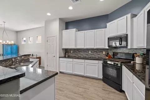Kitchen - 8984 E Wright School Loop, Tucson, AZ 85715 photo 4 of 5