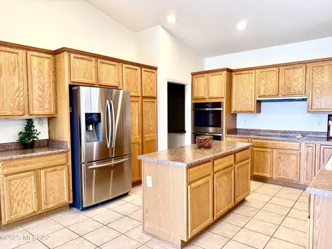 Kitchen - 63243 E Mountain Wood Dr, Tucson, AZ 85739 photo 2 of 5