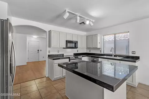 Kitchen - 9969 E Apache Rain Dr, Tucson, AZ 85748 photo 3 of 4