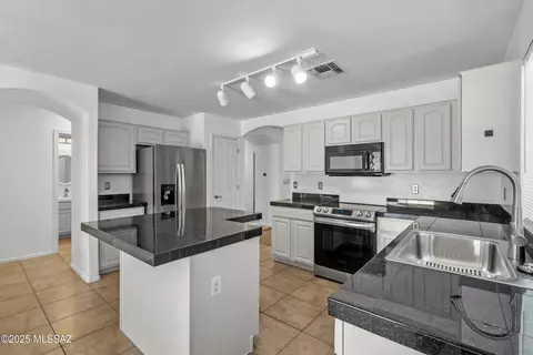 Kitchen - 9969 E Apache Rain Dr, Tucson, AZ 85748 photo 4 of 4