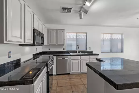 Kitchen - 9969 E Apache Rain Dr, Tucson, AZ 85748 photo 2 of 4