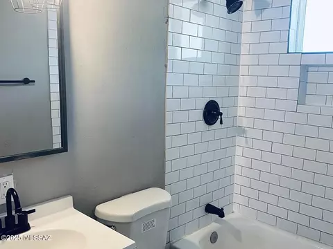 Bath - 310 E Jacinto St, Tucson, AZ 85705 photo 1 of 2