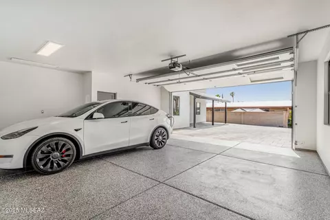 Exterior - 9042 E Maple Leaf Dr, Tucson, AZ 85710 photo 5 of 8
