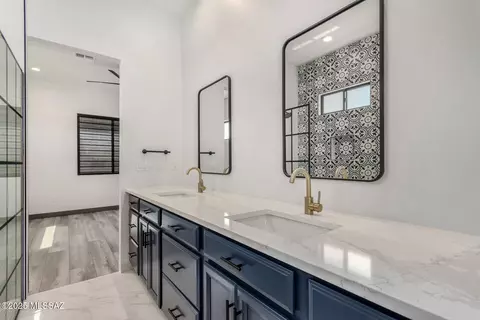 Bath - 9042 E Maple Leaf Dr, Tucson, AZ 85710 photo 2 of 3