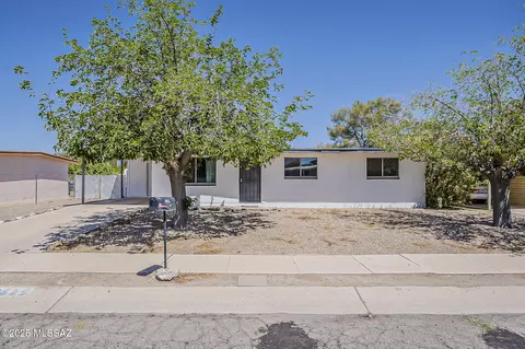 8625 E Stearn Lake Dr, Tucson, AZ 85730