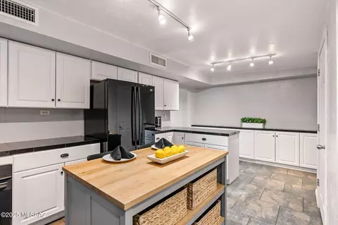 Kitchen - 8428 Eli St, Tucson, AZ 85710 photo 10 of 11