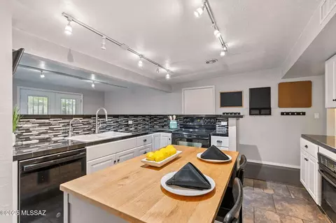 Kitchen - 8428 Eli St, Tucson, AZ 85710 photo 7 of 11