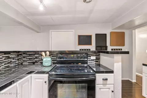 Kitchen - 8428 Eli St, Tucson, AZ 85710 photo 9 of 11