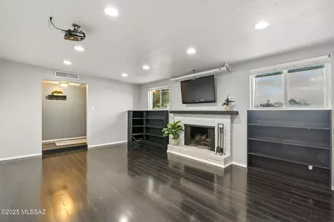 Living - 8428 Eli St, Tucson, AZ 85710 photo 2 of 7