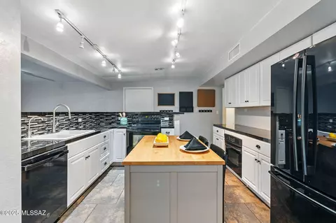 Kitchen - 8428 Eli St, Tucson, AZ 85710 photo 6 of 11
