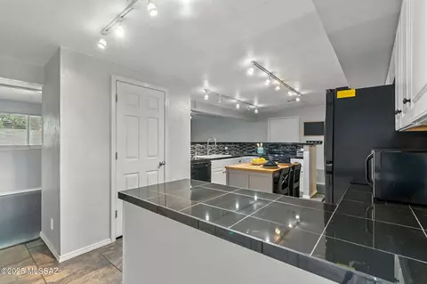 Kitchen - 8428 Eli St, Tucson, AZ 85710 photo 5 of 11