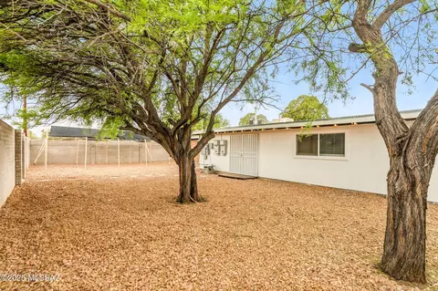 Exterior - 8428 Eli St, Tucson, AZ 85710 photo 3 of 8