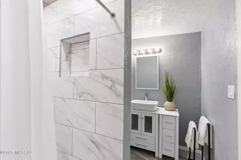 Bath - 8428 Eli St, Tucson, AZ 85710 photo 1 of 5