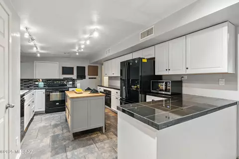 Kitchen - 8428 Eli St, Tucson, AZ 85710 photo 4 of 11