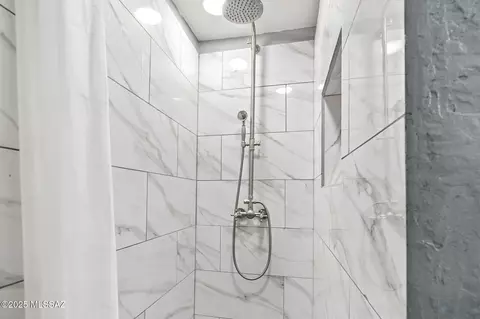 Bath - 8428 Eli St, Tucson, AZ 85710 photo 2 of 5
