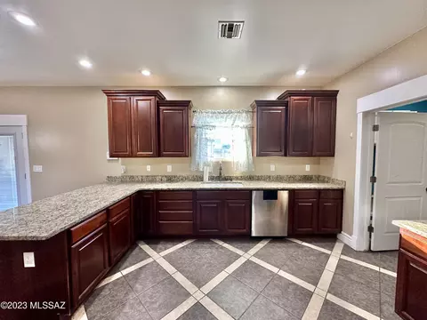 Kitchen - 508 N Eagle Meadow Loop, Thatcher, AZ 85552 photo 2 of 2